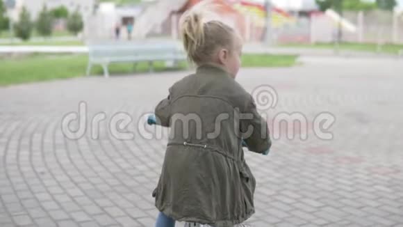 小女孩在公园里骑自行车视频的预览图
