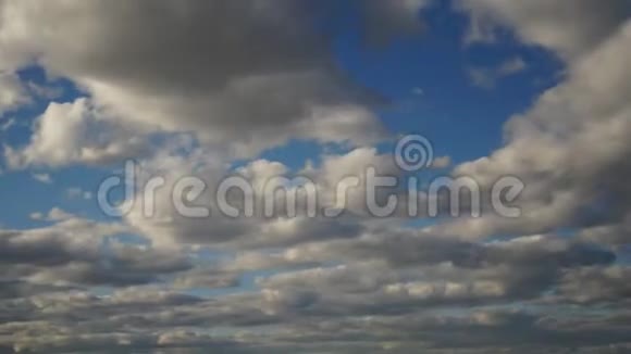 在蓝天中奔跑的云彩视频的预览图