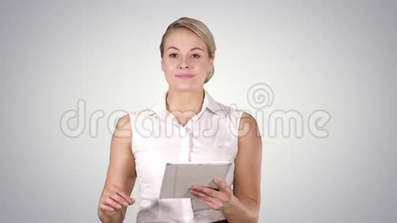 年轻微笑的商务女性带着平板电脑翻页看着镜头阿尔法频道视频的预览图