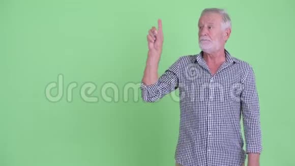 大胡子男人摸东西竖起大拇指视频的预览图