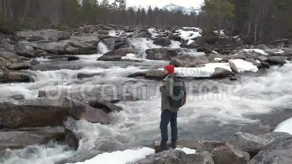 男子旅游徒步旅行者带背包欣赏风景秀丽的山河景观旅行徒步旅行者远离旅行人们视频的预览图