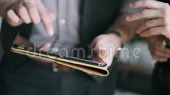 关闭一个商人在他的个人电脑平板电脑现代数字平板电脑上的人手触摸屏幕视频的预览图