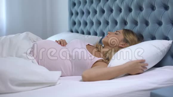 孕妇不适卧床睡眠障碍健康问题视频的预览图
