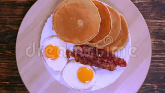 早餐食品在托盘上滚动视频的预览图