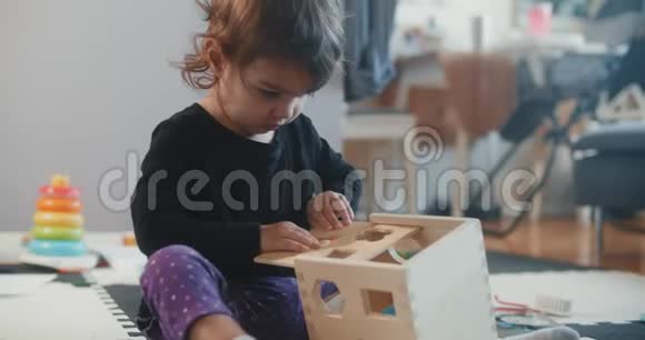 幼儿玩木玩具积木视频的预览图