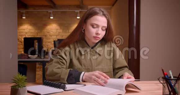 年轻少女读书时专心写作业的画像变成办公室里的书视频的预览图