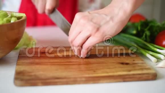 在木板上切碎大蒜烹饪汤视频的预览图
