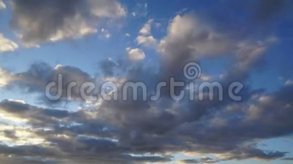 在蓝天中奔跑的云彩视频的预览图