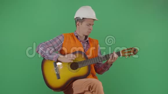 成人工程师弹吉他视频的预览图