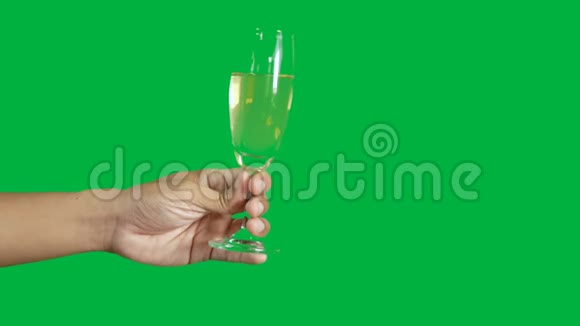 4K2两个人着一杯香槟在色键绿色屏幕上分离开来视频的预览图