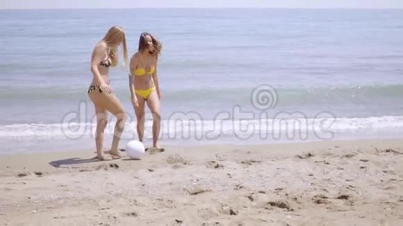 两个身材匀称的年轻女子在沙滩上玩耍视频的预览图