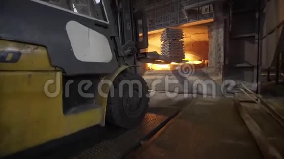 装载机将铝锭装入高炉铝铸造炉装载金属炽热的火焰视频的预览图
