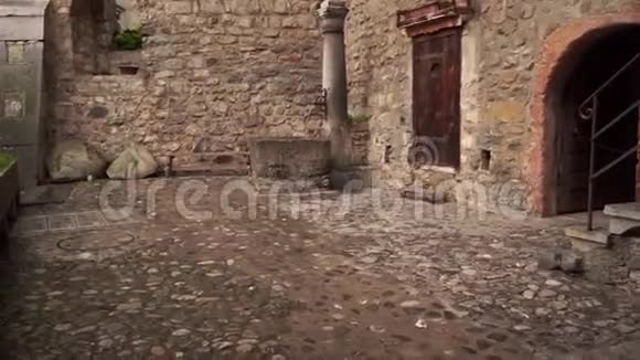 在中世纪城堡的院子里瑞士奇隆城堡2019年5月视频的预览图