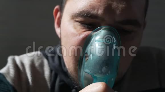 一名男子病倒感冒吸入治疗特写视频的预览图