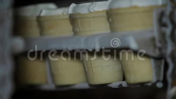 关闭冰淇淋生产线传送带上的甜点食品生产过程制造冰淇淋视频的预览图