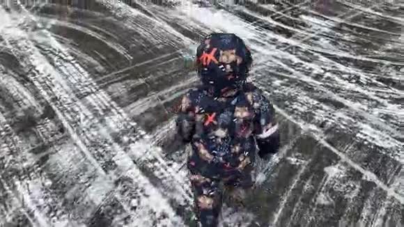 一个穿着冬季连衣裙的小孩子正沿着这条路走俄罗斯的冬天第三人称观黄昏视频的预览图
