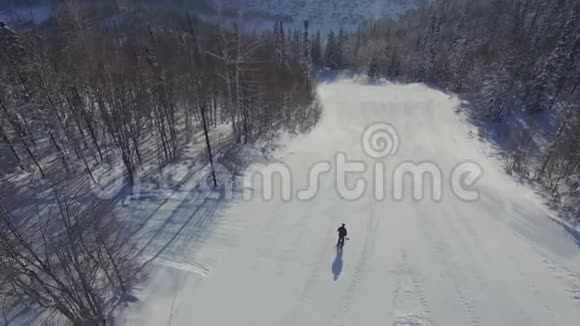 一个滑雪者滚下山视频的预览图