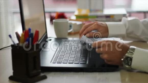穿白衬衫的人在办公室里用电脑工作办公室工作概念视频的预览图