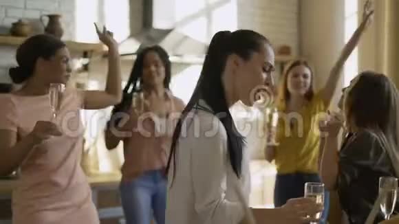 快乐有趣的5个女性朋友在厨房里玩得很开心女孩喝香槟跳舞视频的预览图