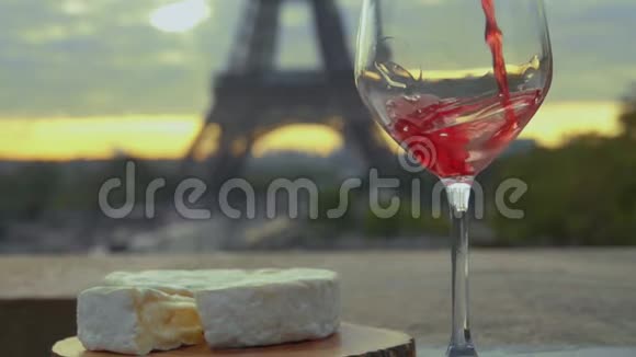 在埃菲尔铁塔上将红酒倒入玻璃杯中视频的预览图
