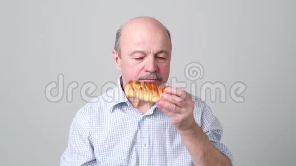 老人吃着甜蛋糕满脸愤怒视频的预览图