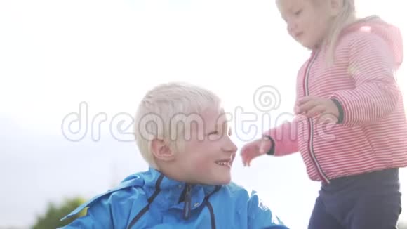 一个小女孩轻轻地吻她的哥哥视频的预览图