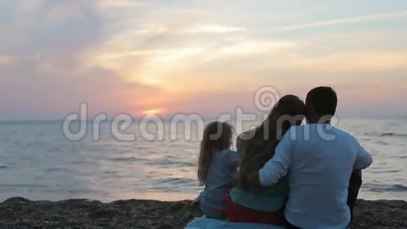 充满爱的家庭享受壮丽的日落视频的预览图