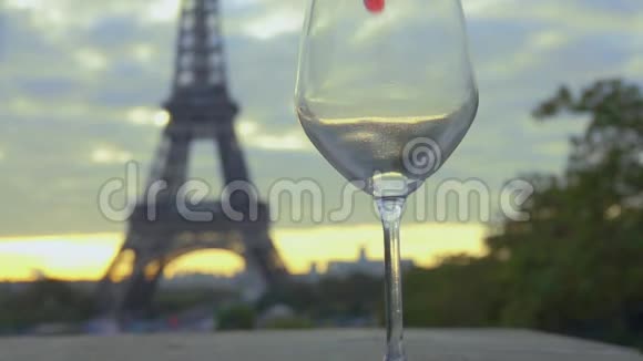 在埃菲尔铁塔附近红酒被倒入玻璃杯中视频的预览图