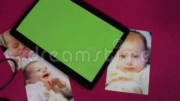 用平板绿色屏幕FDV慢慢地浏览漂亮的婴儿照片视频的预览图