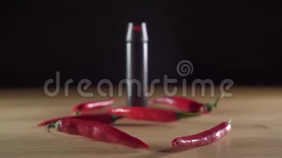 桌子上的黑胡椒喷雾瓶视频的预览图