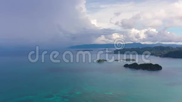 海上的雷云有云和岛屿的海景巴拿马群岛菲律宾视频的预览图