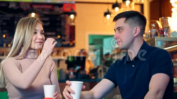 咖啡店的幸福夫妇视频的预览图