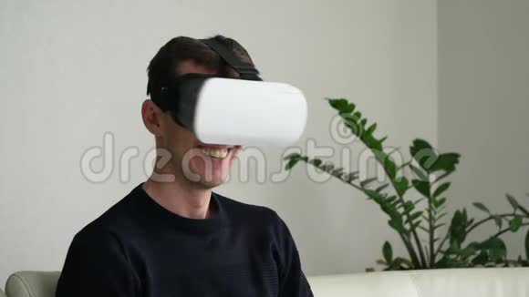 虚拟现实眼镜中的年轻人微笑视频的预览图