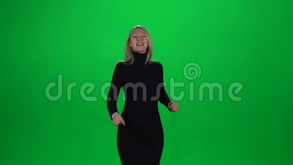 快乐的女商人带着愚蠢的舞蹈动作视频的预览图