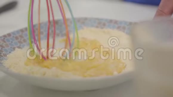 与鸡蛋混合的面粉的特写白种人女性手使用搅拌器混合配料面包店母亲或视频的预览图