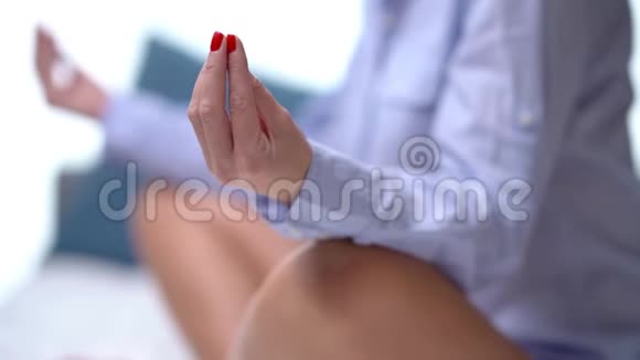 早上在床上放松瑜伽姿势的成年妇女视频的预览图