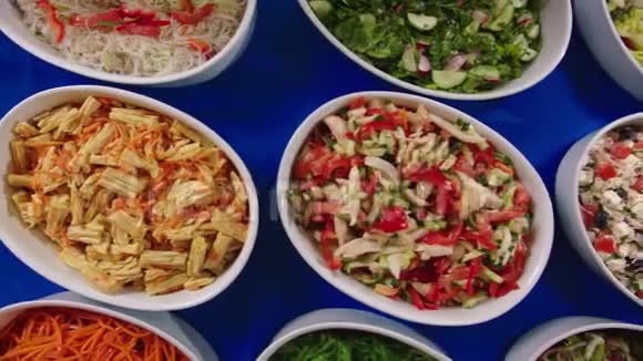 咖啡厅蓝色桌子上美味的新鲜沙拉的运动视频的预览图