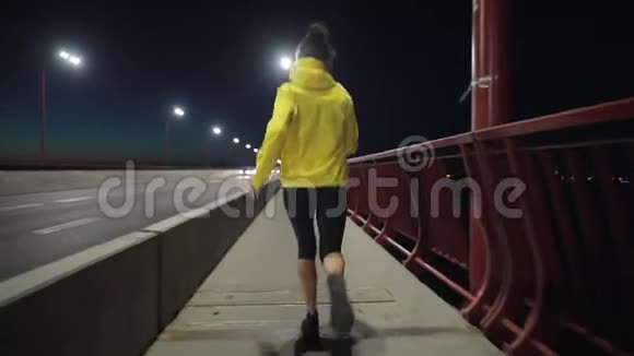 运动女子沿夜桥跑步后视视频的预览图