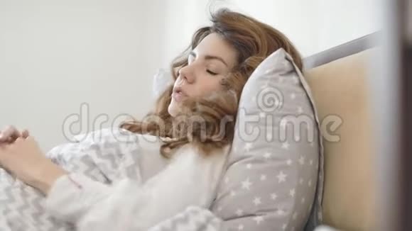 熟睡的女人在床上突然醒来令人震惊的女士在噩梦后恢复视频的预览图