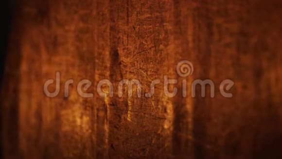 火灾反映在铝厂的金属片上金属红色和橙色背景炽热的红色火焰发光视频的预览图