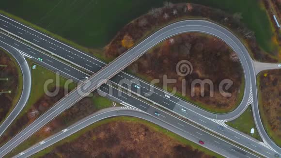 高速公路的鸟瞰图垂直静态相机可以看到在公路和道路上行驶的汽车很多车辆都在行驶视频的预览图