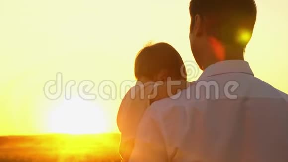 爸爸和小孩子一起散步在傍晚的公园里日落时分爸爸和女儿一起放假一天视频的预览图