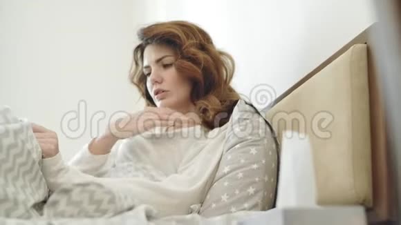 躺在床上咳嗽的漂亮女人生病的女人得了感冒视频的预览图