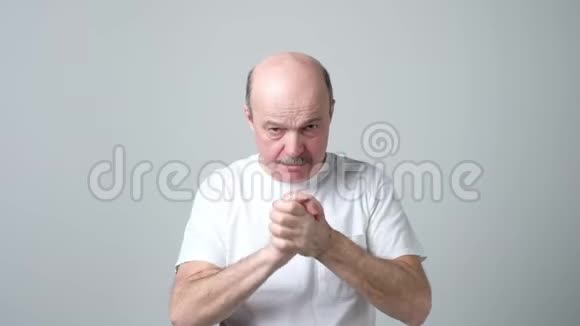 老人握着拳头在一起视频的预览图