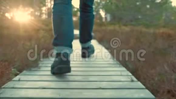 脚穿着登山靴穿过秋天的森林近距离挪威森林视频的预览图