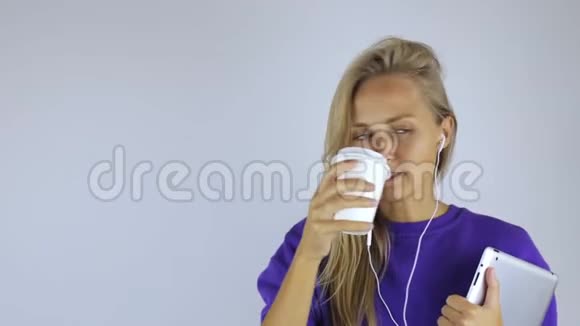 女孩喝酒用平板电脑视频的预览图