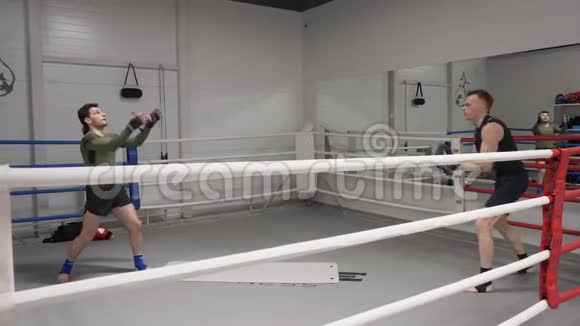 两名拳击手在拳击场上热身训练时投掷球拳击手在个人拳击前的训练视频的预览图