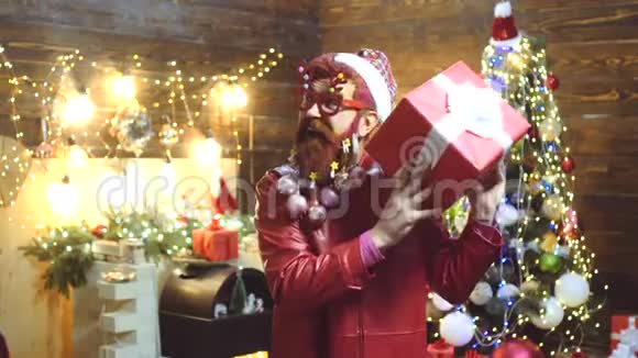 现代圣诞老人祝圣诞快乐表达方式和人的观念圣诞节时脸滑稽的男人视频的预览图