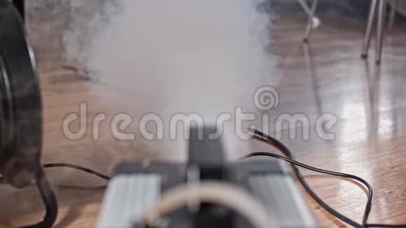 雾机在家工作视频的预览图