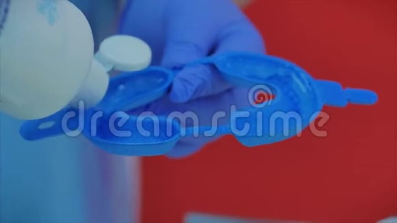 女性牙医用一种特殊的凝胶填充一种用于牙齿美白的塑料模具女专业牙医视频的预览图